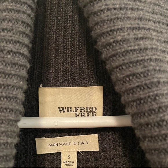 100% Wool mid-calf Wilfred Turtle neck sweater - Picture 2 of 8